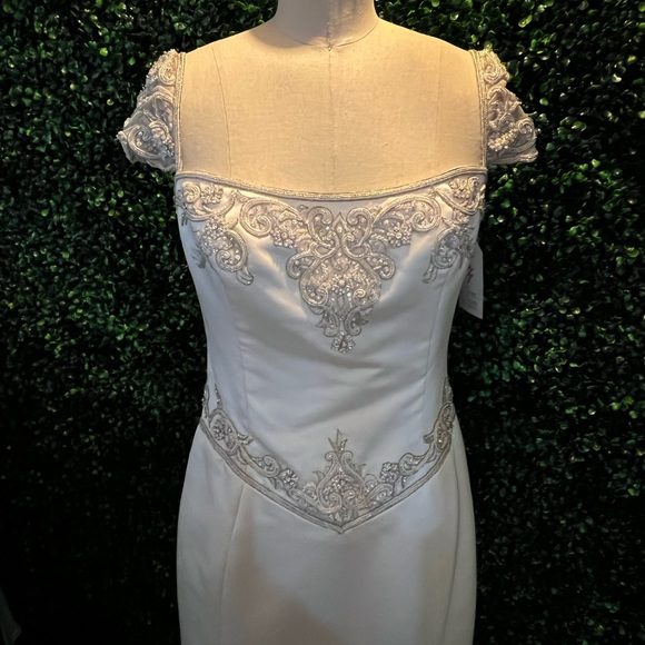 Wedding gown NWOT - Picture 4 of 12